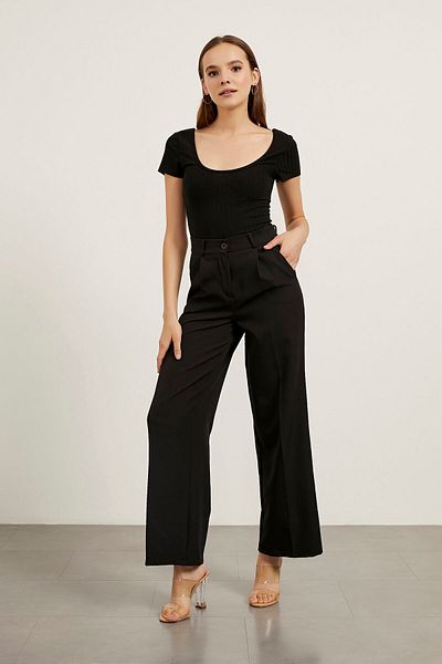 Arma Life Women's Backless Pool Neck Black Crop T-Shirt