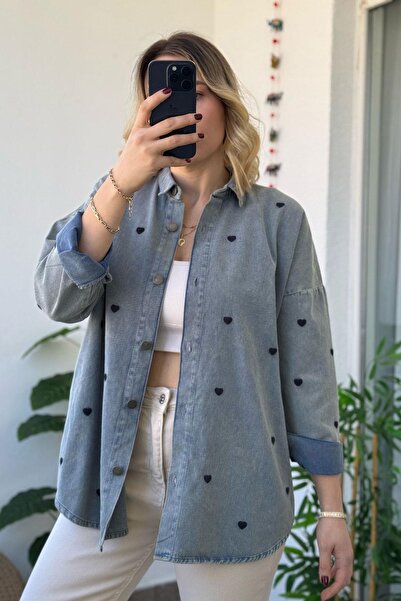 Kubos Moda سترة قميص جبردين زرقاء كبيرة الحجم مطرزة على شكل قلب أبيض