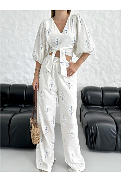 Stil Sepeti Жіночий блуз із синьою вишивкою, V-подібним вирізом, поясом на та...