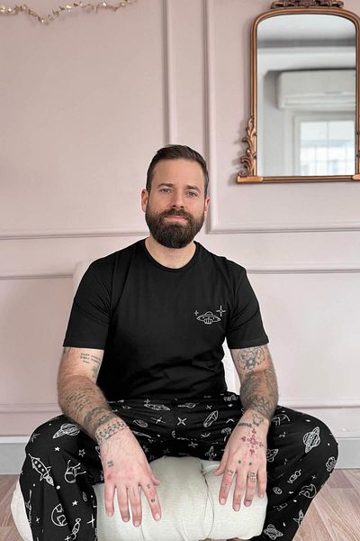 Pijamaevi Schwarzes, kurzärmliges Herren-Pyjama-Set mit Weltraum-Aufdruck