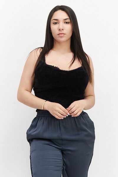 Misfit بلوزة نسائية بدون أكمام بفتحة رقبة على شكل حرف V، لون أسود