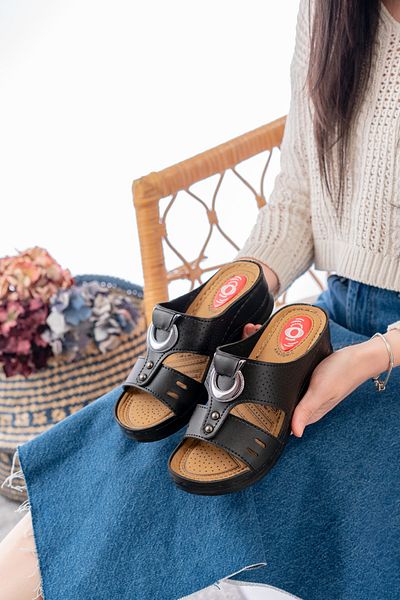 Slipcat Women's Wedge Heel Orthopedic Black Daily Slippers Comfortable Lightweight Stylish Young Mother Slippers with Pads Inside