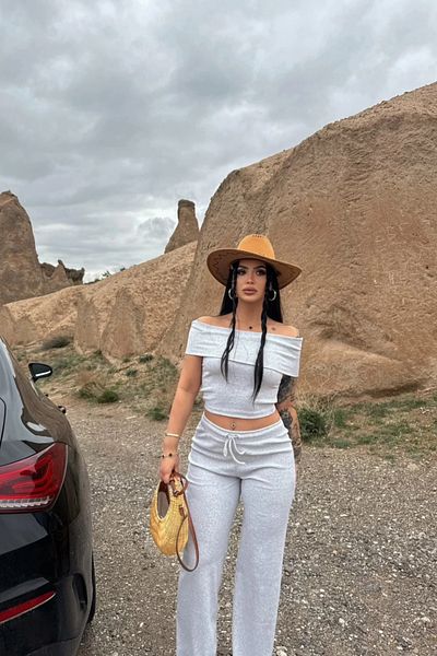 Siner Fashion بلوزة نسائية ذات ياقة مادونا رمادية اللون وبنطلون واسع الساق وبدلة سفلية
