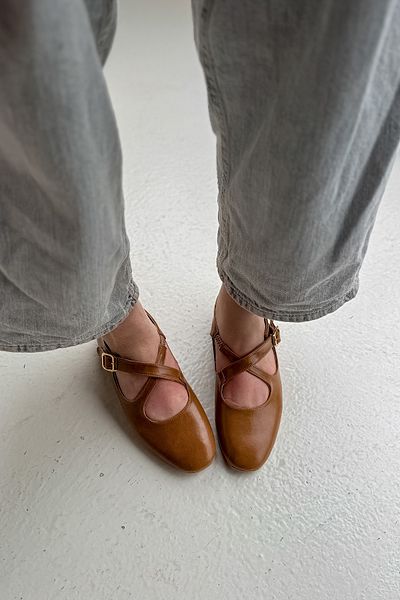 SHOEBELLAS Γυναικείες μπαλαρίνες Sarre Tan με λεπτομέρεια σταυρωτής σωλήνωσης