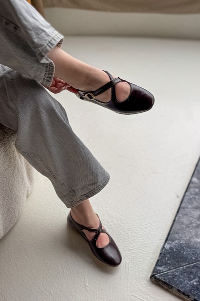 SHOEBELLAS Sarre Bitter Brown Cross Piping Λεπτομερείς γυναικείες μπαλαρίνες