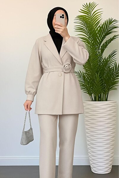 MACMODA طقم بنطلون وسترة بياقة مزدوجة الصدر مع تفاصيل وردية على الحزام