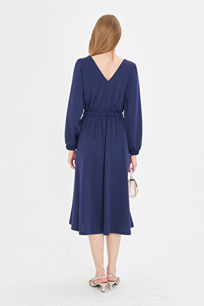 armonika Жіноча темно-синя сукня з V-подібним вирізом спереду, застібкою-блискавкою спереду та довгими рукавами, середньої довжини ARM-25Y001002