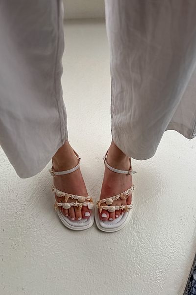 SHOEBELLAS Λεπτομερή γυναικεία σανδάλια Daniel White Seashell