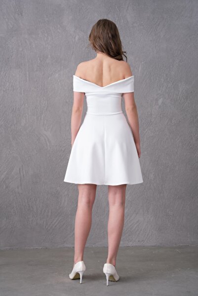 lovebox Esnek Scuba Kumaş Göğüs Dekolteli Öpücük Yaka Beyaz Mini Elbise Nişan Elbisesi