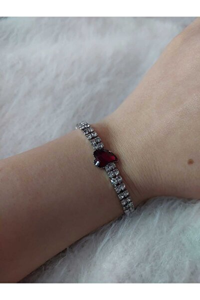 Avcıoğlu Aksesuar سوار نسائي على شكل قلب موديل حجر كريستال الزركون مطلي بالفضة