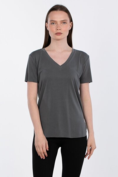 BARRELS AND OIL تي شيرت مودال بفتحة جانبية ورقبة على شكل حرف V - أنثراسايت