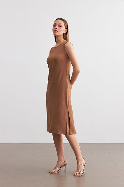 MODAGEN Γυναικείο φόρεμα Camel Αμάνικο Midi με σκίσιμο τσακισμένο
