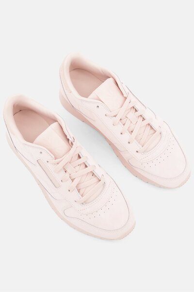 Reebok حذاء جري كلاسيكي للنساء من الجلد برباط وشعار العلامة التجارية، لون خوخي