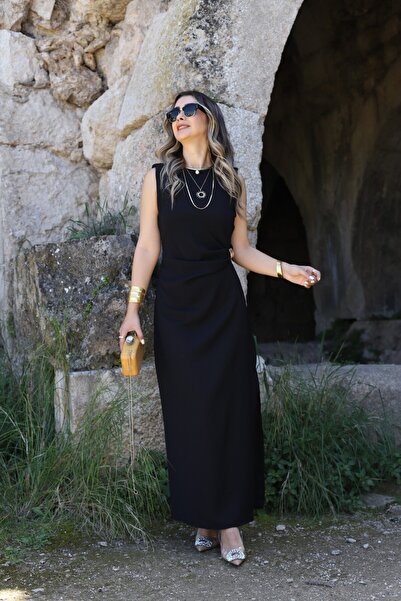 bytugcekaya فستان بإبزيم ذهبي أسود وفتحة جانبية