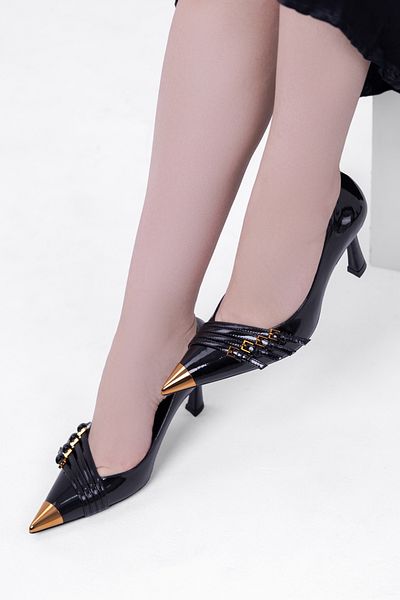 Tasarım Pantofi cu toc stiletto eleganti din piele lacuita cu detaliu din metal auriu - design elegant si nobil