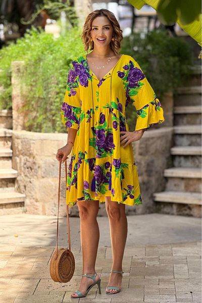 Nevin Kaya Moda Vintage φόρεμα με φούντες με μωβ τριαντάφυλλα σε κίτρινο χρώμα