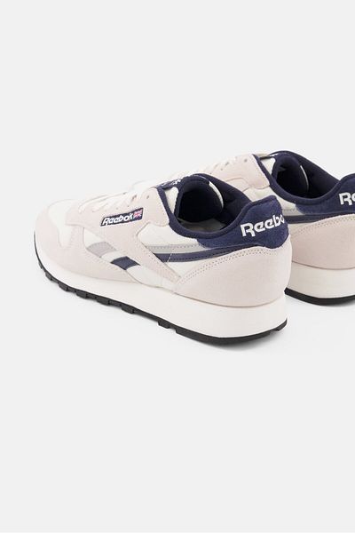 Reebok حذاء جري كلاسيكي رجالي من الجلد برباط، لون بيج
