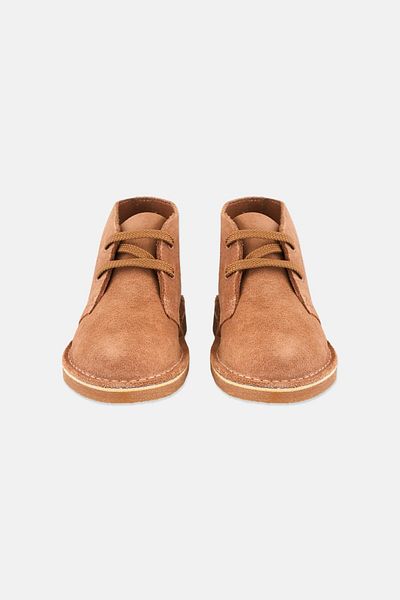 CLARKS حذاء صحراوي واسع برباط للأولاد الصغار، بني