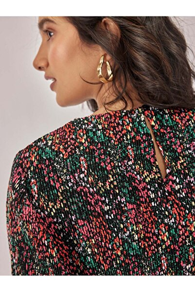 The Label Life فستان أسود مزهر بفتحات أنيقة وفضفاضة