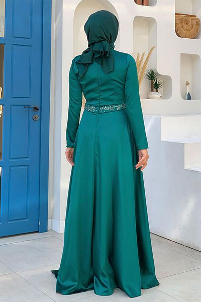 Bym Fashion فستان سهرة من الساتان الزمردي 5002 - إكسسوار حزام بتفاصيل حجرية