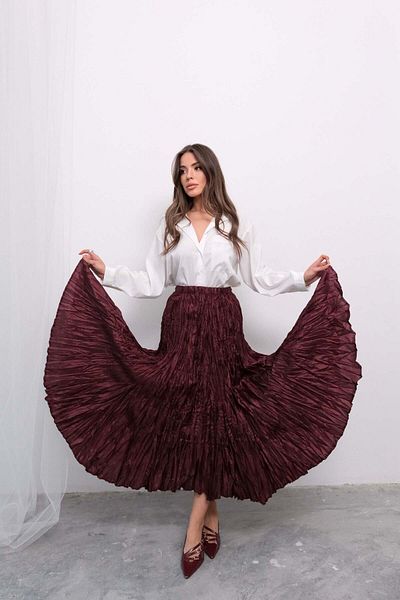 Hatun Atila Fusta maxi boemă pliată din satin lucios, importată de culoare cireș, pentru femei, cu talie înaltă, design elegant și confortabil