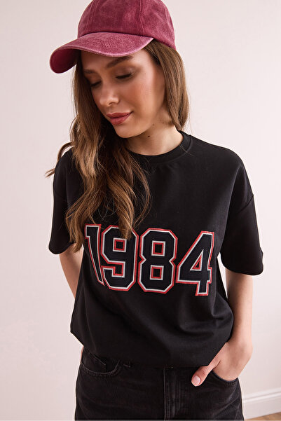 Olalook Γυναικείο μπλουζάκι με μαύρο εμπριμέ 1984 άνετο με 2 κλωστές