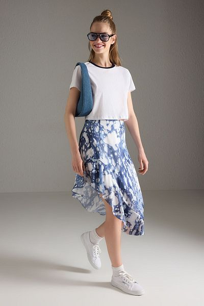 Trendyol Collection Blau gemusterter, asymmetrischer, gewellter Rock aus gewebtem Satin TWOSS25ET00181