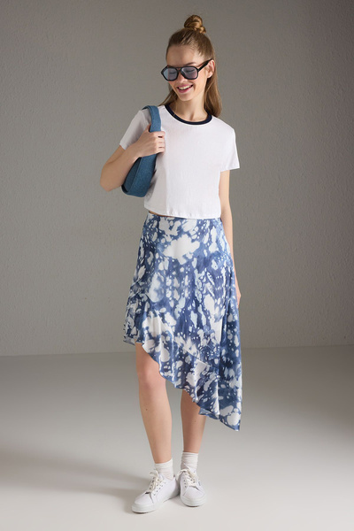 Trendyol Collection Fusta din satin țesut asimetric cu volane cu imprimeu albastru TWOSS25ET00181