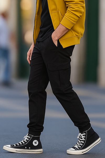 Trendyol Collection Schwarze Jogger-Cargohose mit Taschen, Gabardine-Stoff und bequemer Baumwolle