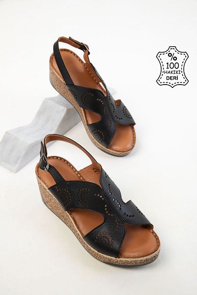 SOHO Schwarze Damenschuhe aus echtem Leder mit Keilabsatz 20526