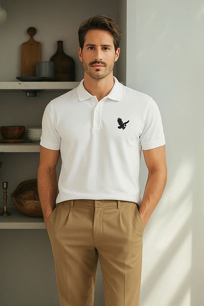 Trendyol Collection Weißes T-Shirt mit normaler Passform und Stickerei und Polokragen TMNSS25PO00017