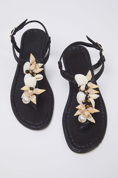 TRENDYOL SHOES Stilvolle Flip-Flop-Sandalen für Damen mit schwarzen Muschelperlen und Details TAKSS25SD00008
