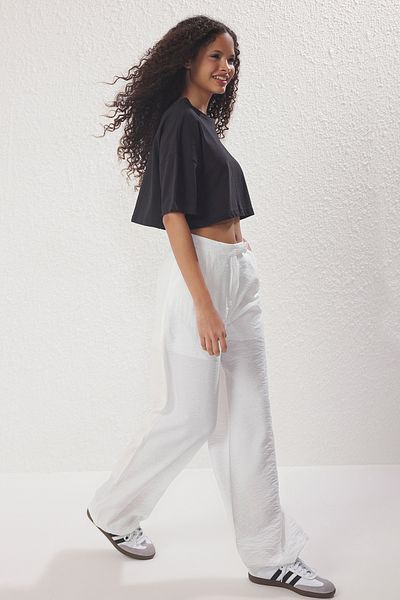 Trendyol Collection Weiße, strukturierte Hose mit weitem Bein und gepolsterter Kleidungsfutter