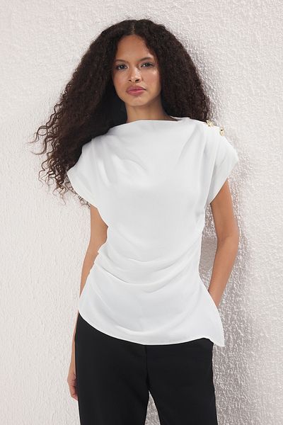 Trendyol Collection Weiße, taillierte, gewebte Bluse mit Kordelzug und Knopfdetail und Stehkragen TWOSS25BZ00525