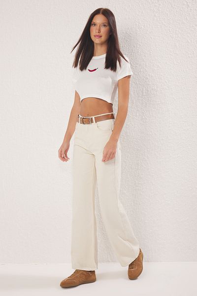 Trendyol Collection Ecru Jeans mit hoher Taille und weitem Bein TWOSS25JE00054