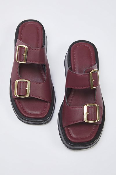 TRENDYOL SHOES Burgunderrote Damen-Hausschuhe mit doppelter Riemenschnalle und dicker Sohle TAKSS25TE00044