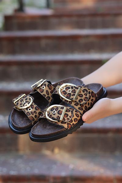otuzbesshoes Λεπτομερείς γυναικείες παντόφλες με αγκράφα Moora
