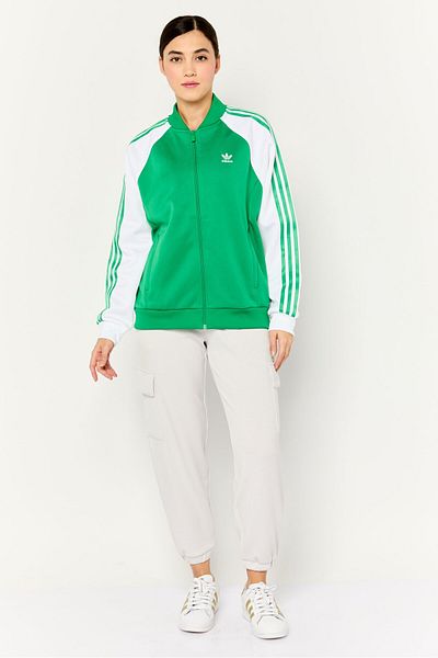 adidas سترة رياضية نسائية بأكمام طويلة مناسبة للخارج، باللون الأخضر