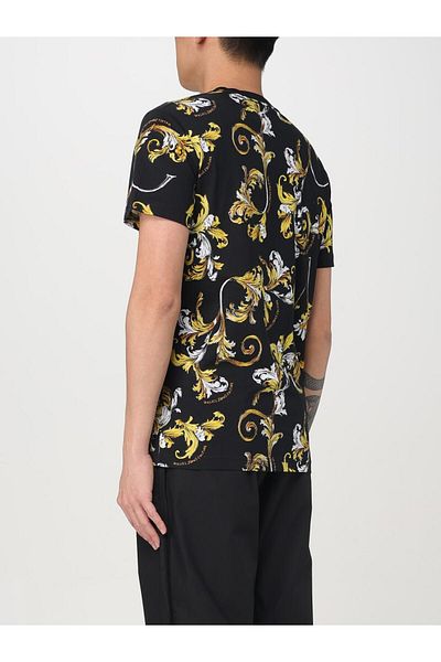Versace تي شيرت رجالي بطباعة جرافيك باللونين الأسود والذهبي 78GAH6S0JS458-G89