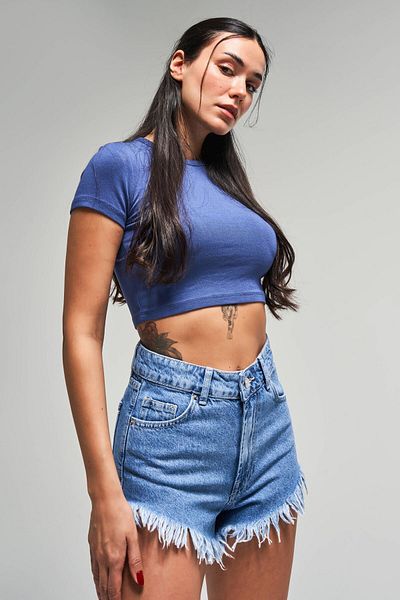 its basic Pantaloni scurti mini din denim cu ciucuri de culoare albastră pentru femei