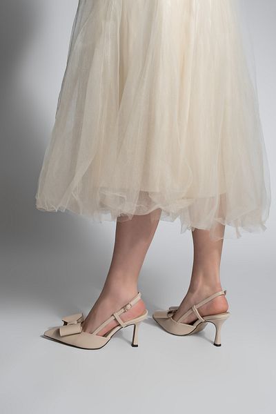 Marjin Ecrufarbene Damen-Stiletto-Schuhe mit spitzer Zehenpartie und Schleifendetail und offenem Absatz
