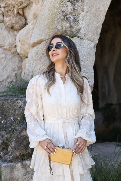 bytugcekaya Rochie de design detaliată cu broderie în straturi bej
