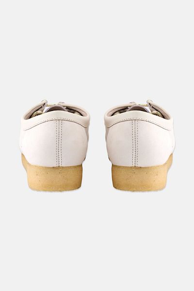CLARKS حذاء واليبي كاجوال رجالي بمقاس قياسي، أبيض فاتح
