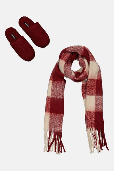 Steve Madden Women Buffalo Check Scarf Sherpa Slippers Gift Set, Maroon