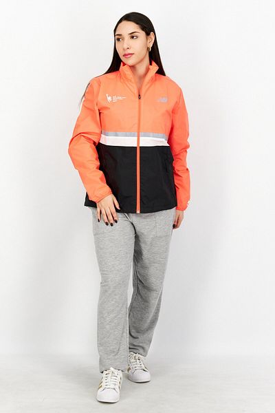 New Balance سترة رياضية نسائية بأكمام طويلة وشعار العلامة التجارية، لون كركديه