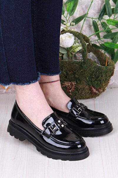 fort 35801 Чорні шкіряні туфлі-лофери з деталями та зручною підошвою для жінок