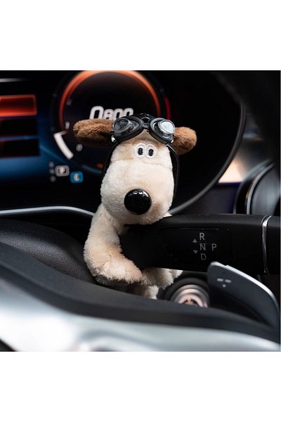 Choice A Turn signal car ornament, dog plush toy, female plush toy, car interior gear guard decoration, do.