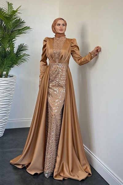 MERVEN AKYÜZ Χρυσό βραδινό φόρεμα Gabriella Cape Satin