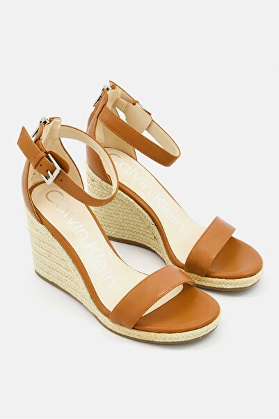 Calvin Klein صندل نسائي متوسط الحجم قابل للتعديل، بني