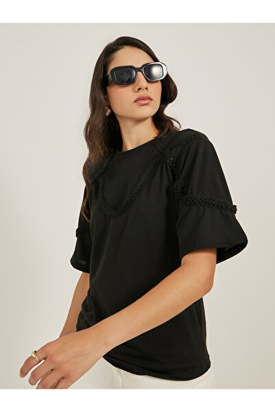 Styli تي شيرت برقبة دائرية وتفاصيل دانتيل مضفرة